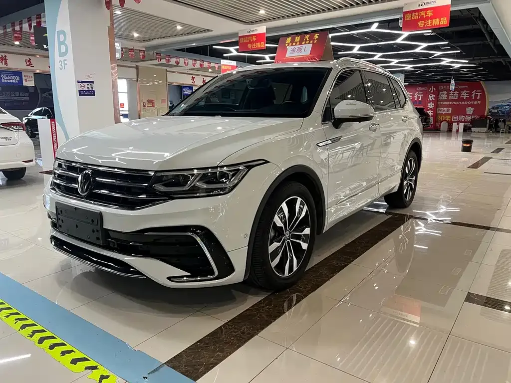 Volkswagen Tiguan L — фото 1