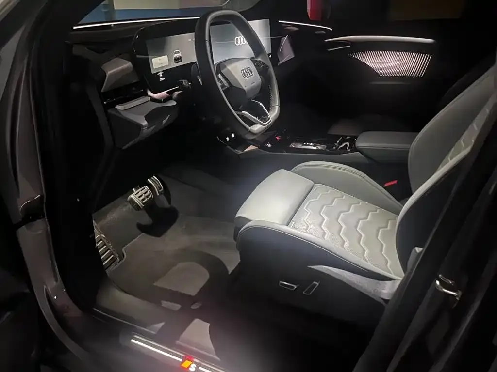 Audi Q6L e-tron — фото 2