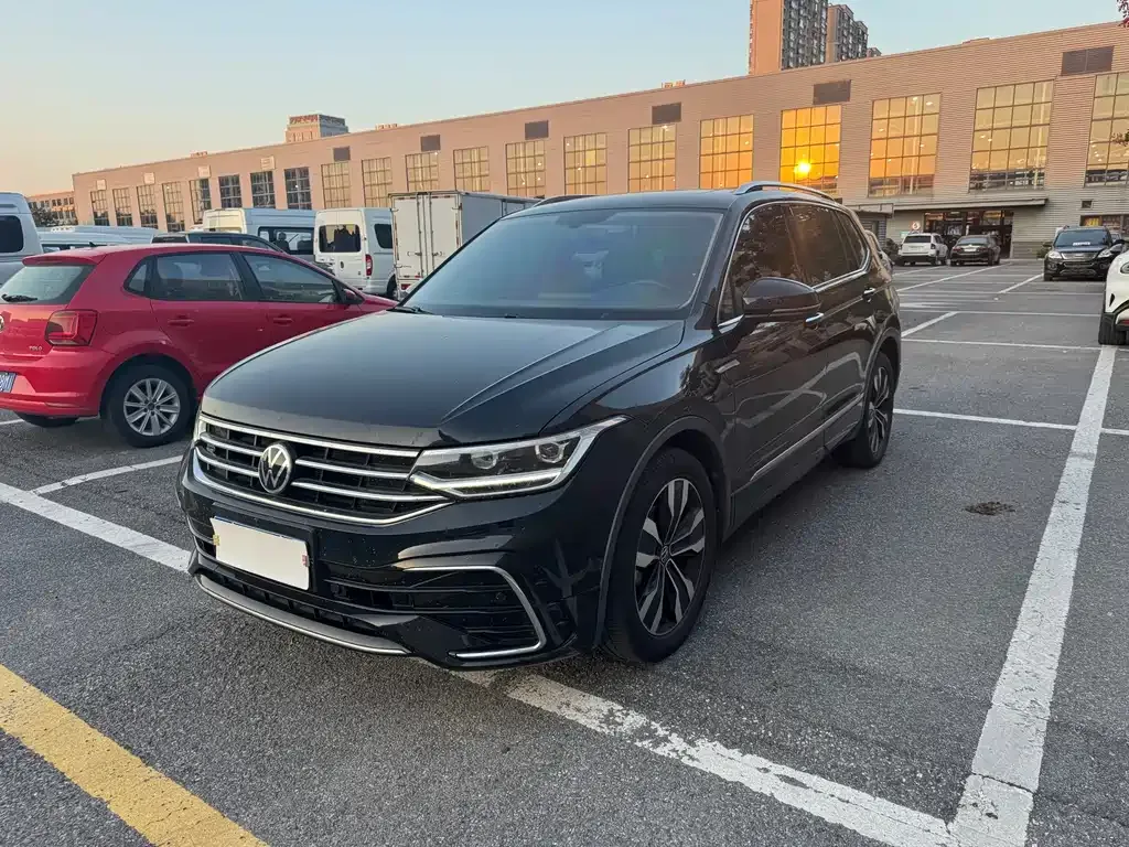Volkswagen Tiguan L — фото 1