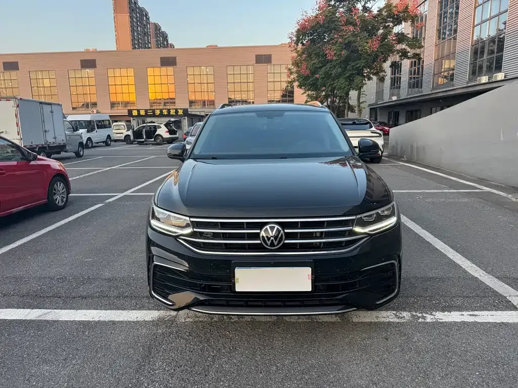 Volkswagen Tiguan L — фото 2