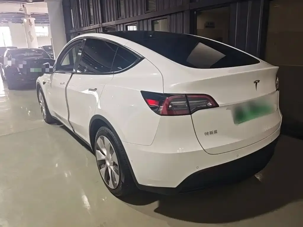 Tesla Model Y — фото 9