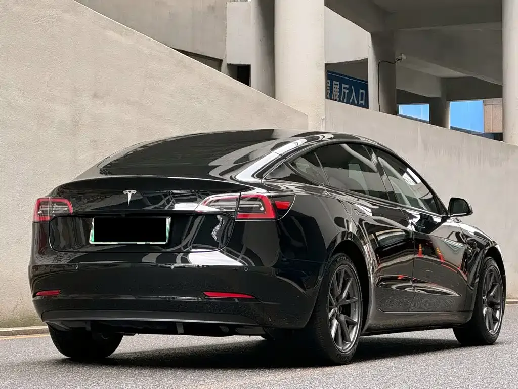 Tesla Model 3 — фото 8