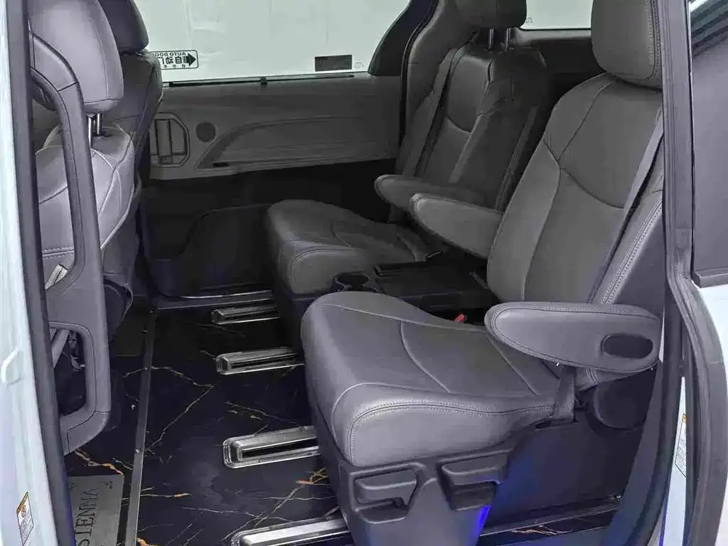 Toyota Sienna — фото 4