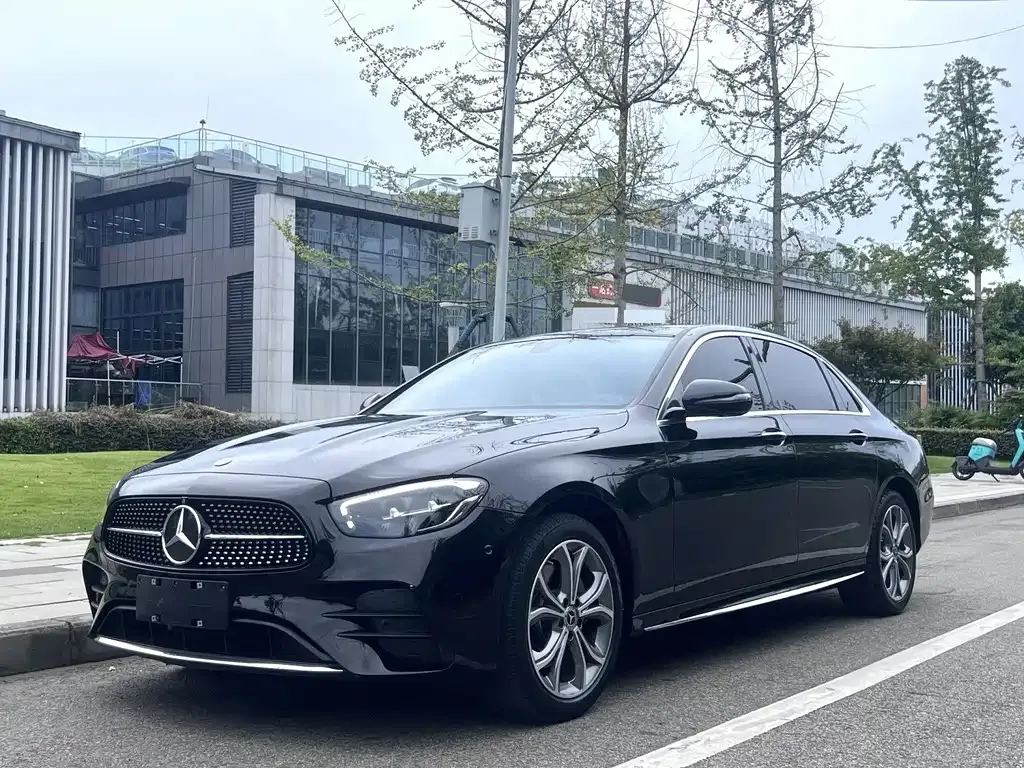Mercedes-Benz E-Class — фото 1
