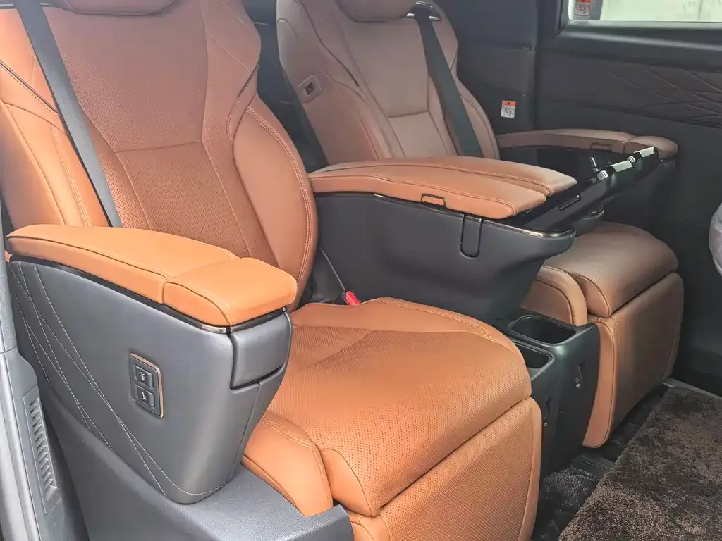 Toyota Vellfire — фото 8