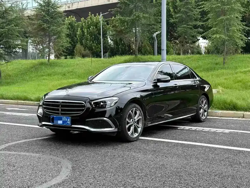 Mercedes-Benz E-Class — фото 1