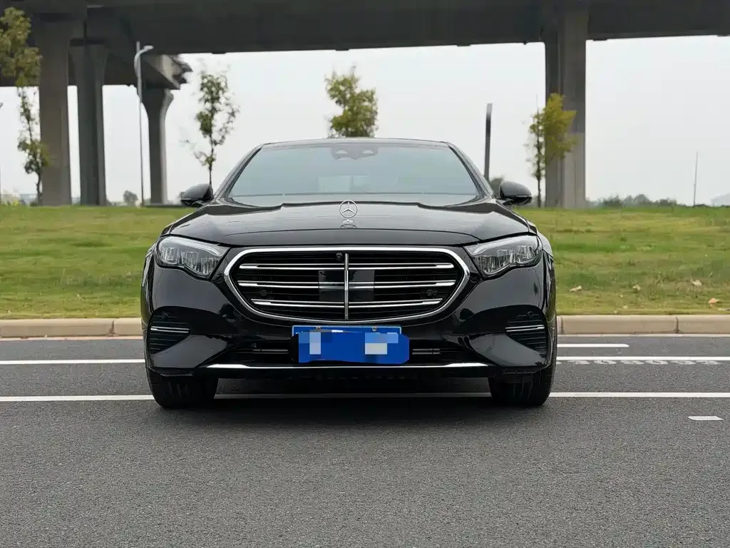 Mercedes-Benz E-Class — фото 1