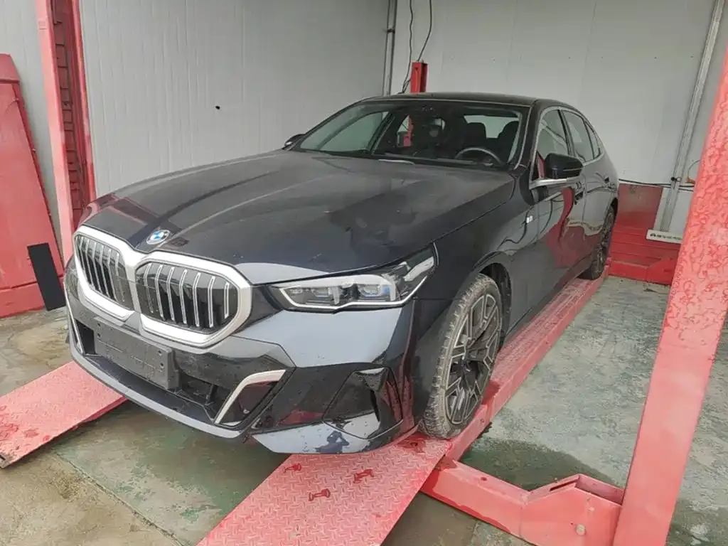 BMW 5 Series — фото 1