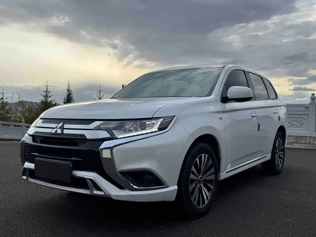 Mitsubishi Outlander — фото 1
