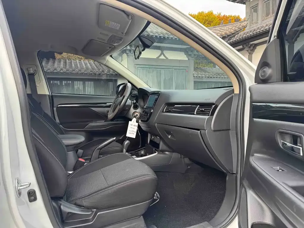Mitsubishi Outlander — фото 10
