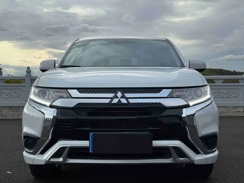 Mitsubishi Outlander — фото 8