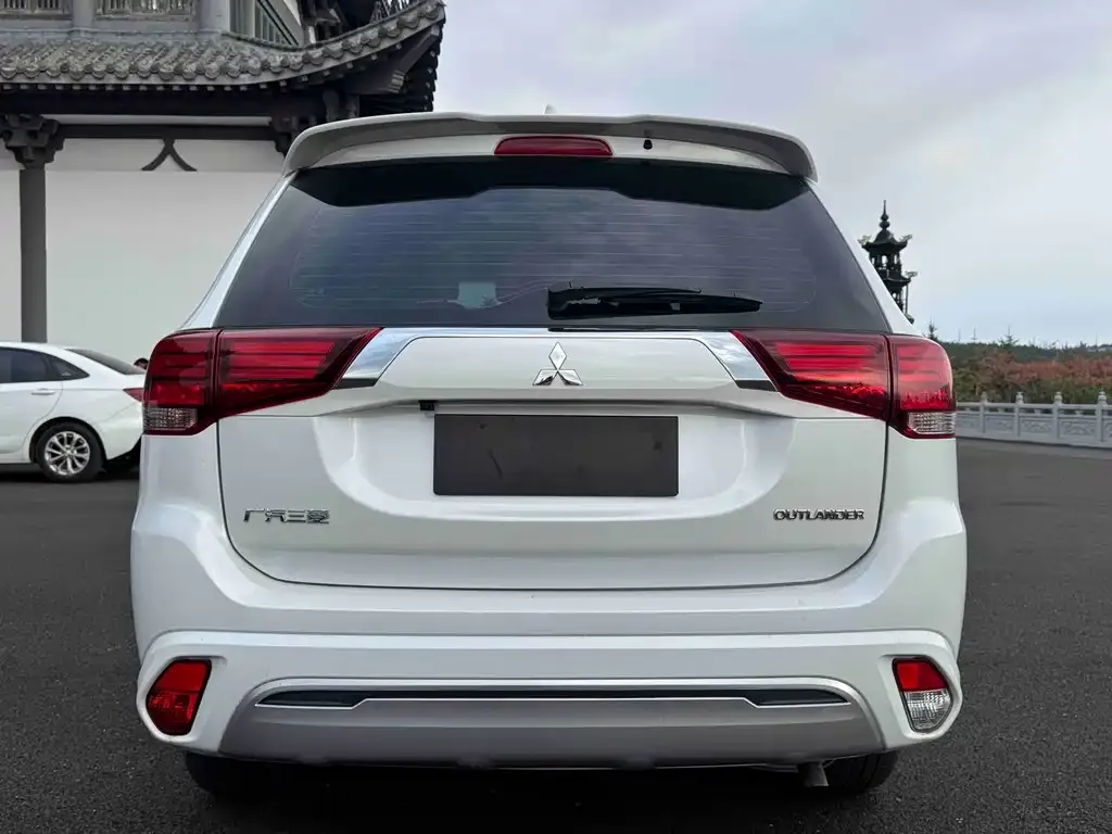 Mitsubishi Outlander — фото 2