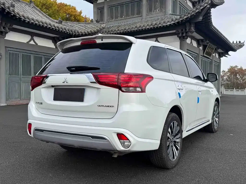 Mitsubishi Outlander — фото 9