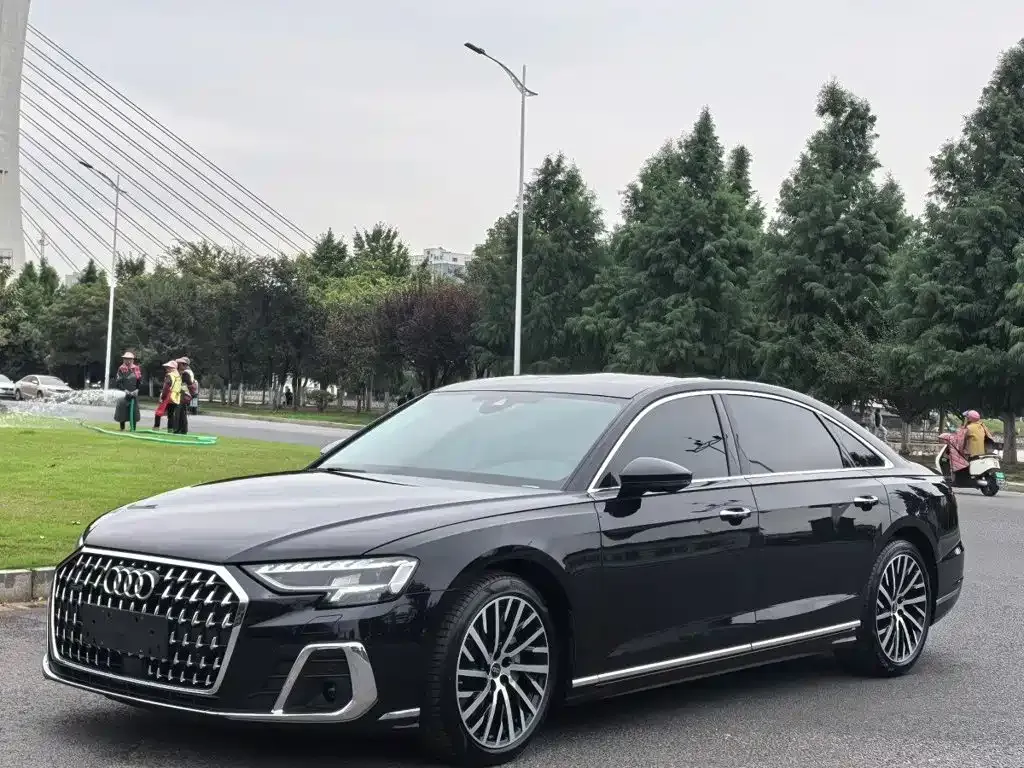 Audi A8 — фото 1