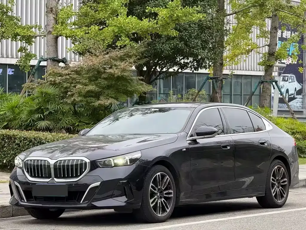 BMW 5 Series — фото 1