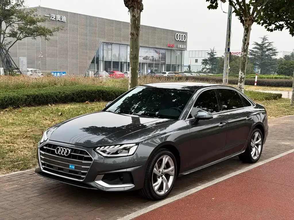 Audi A4L — фото 1