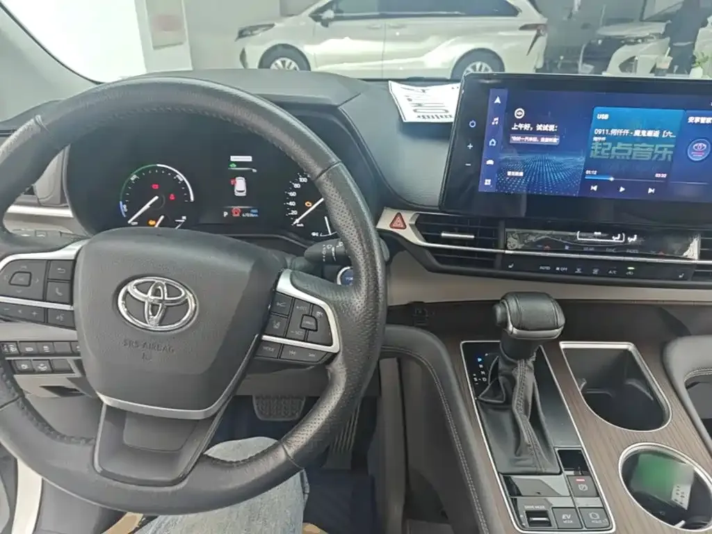 Toyota Granvia — фото 5