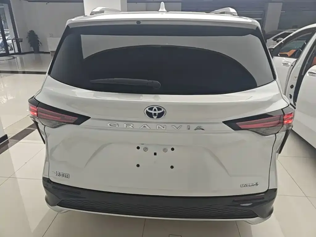 Toyota Granvia — фото 8