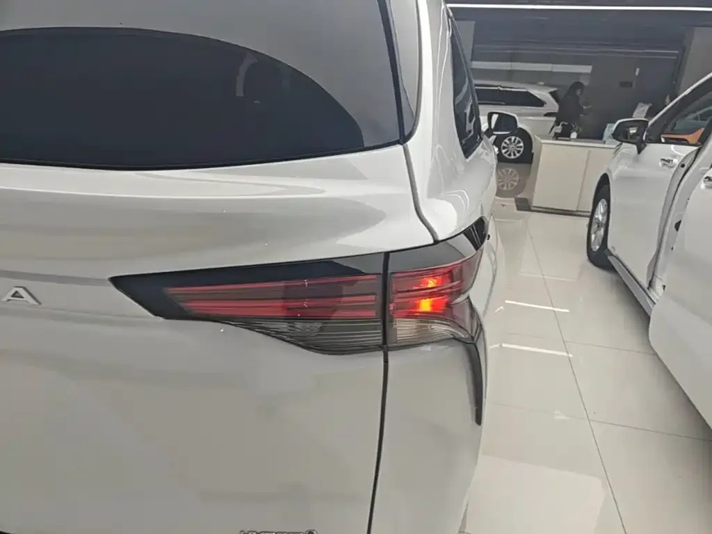 Toyota Granvia — фото 9