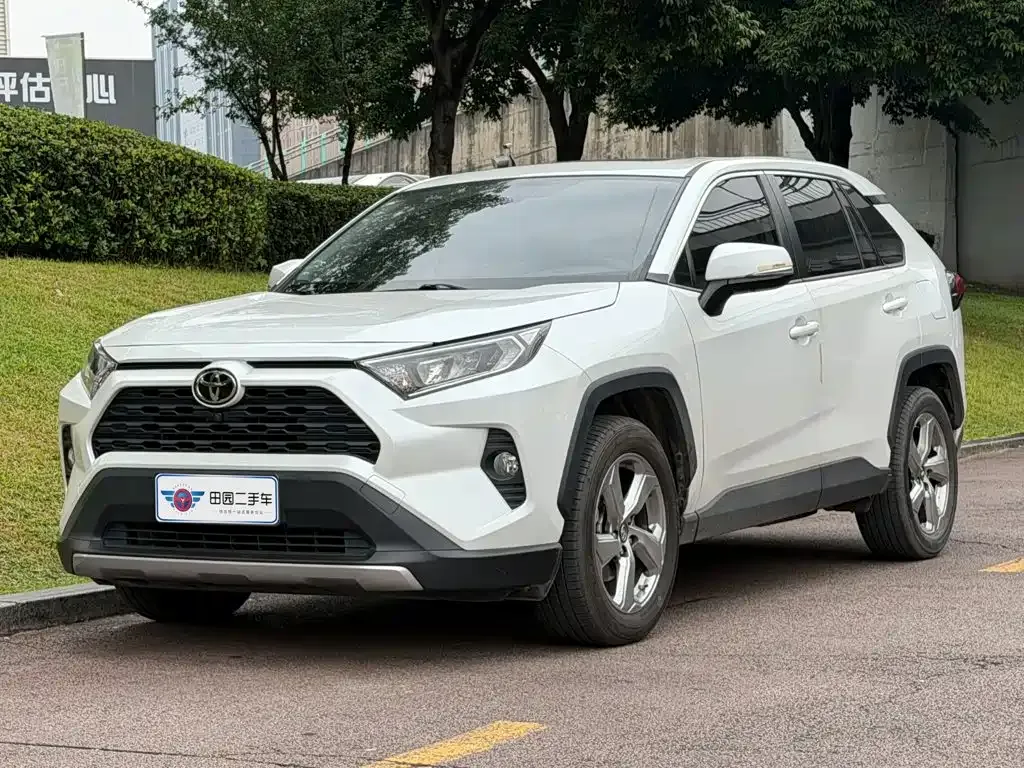 Toyota RAV4 — фото 1