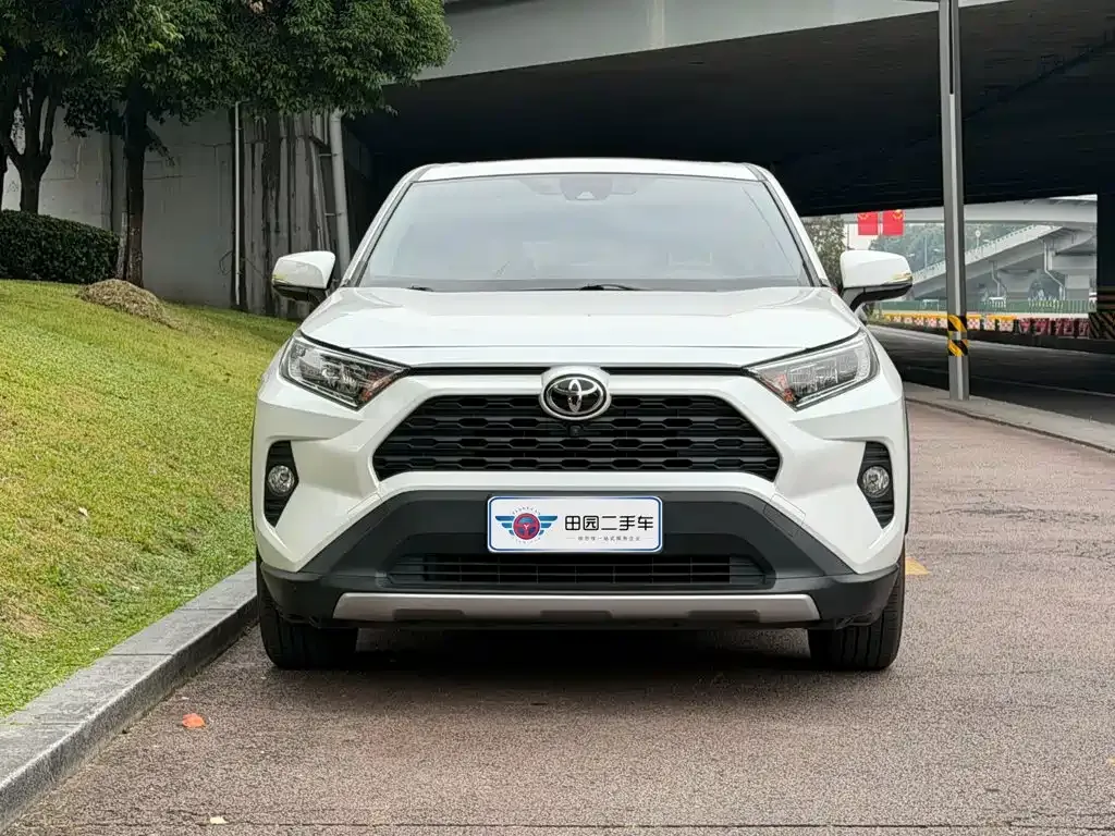 Toyota RAV4 — фото 7