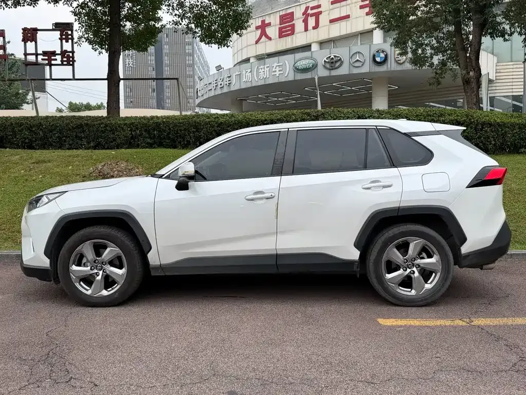 Toyota RAV4 — фото 6