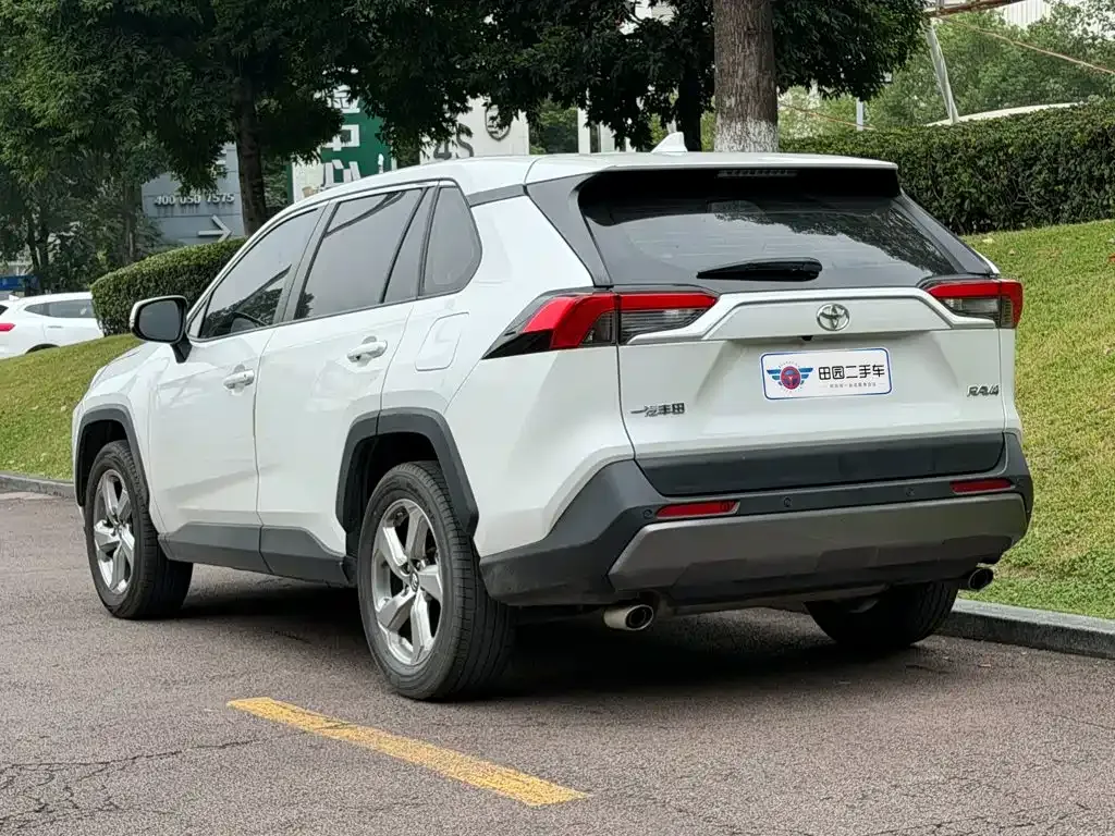 Toyota RAV4 — фото 5
