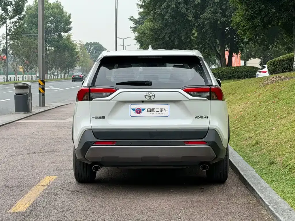 Toyota RAV4 — фото 9