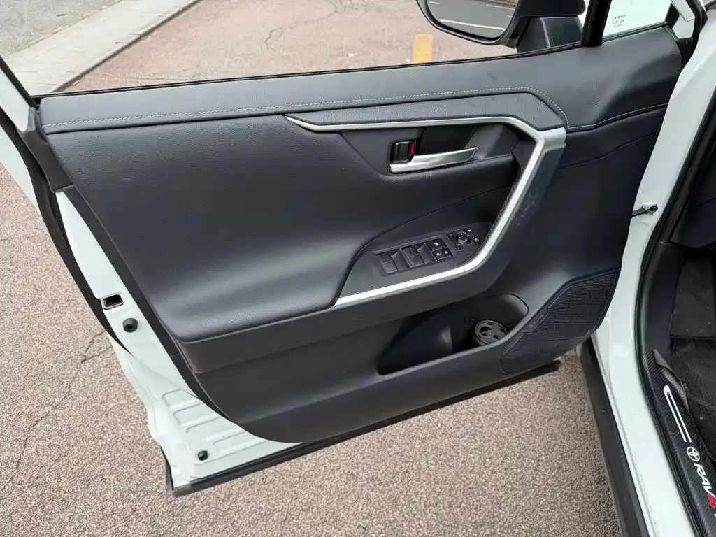 Toyota RAV4 — фото 8