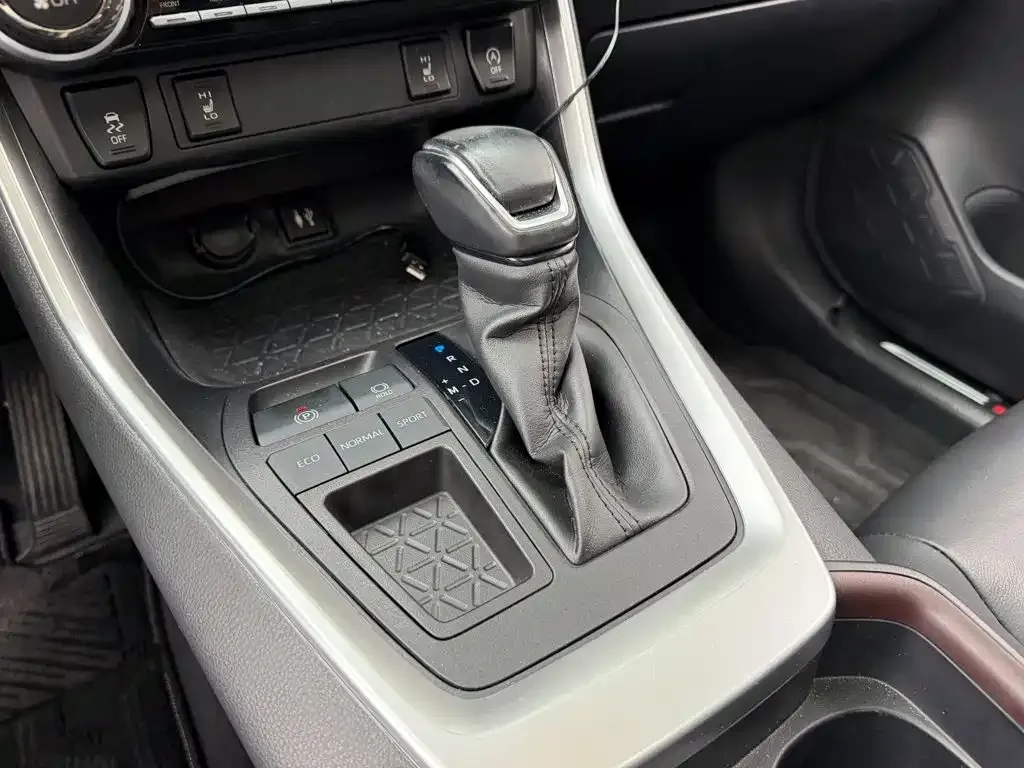 Toyota RAV4 — фото 10