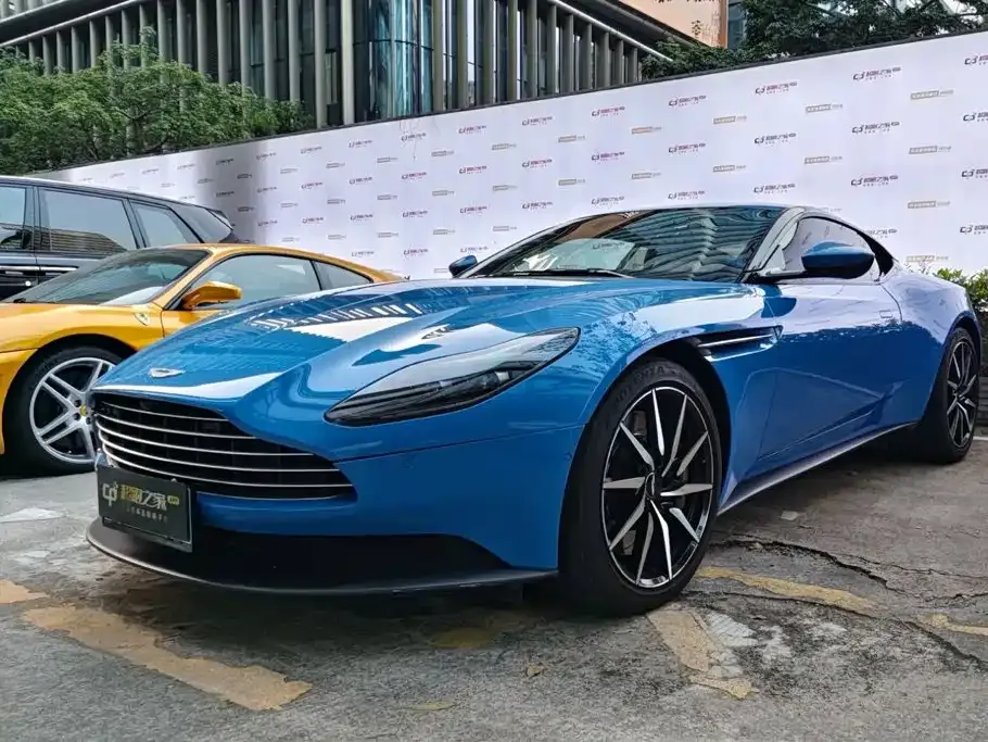 Aston Martin DB11 — фото 1
