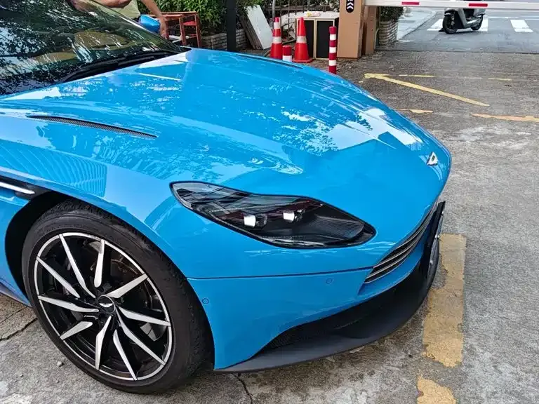 Aston Martin DB11 — фото 10