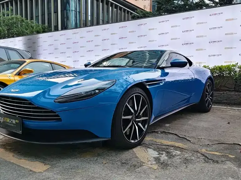 Aston Martin DB11 — фото 8