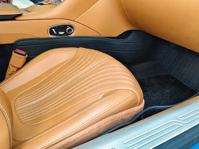 Aston Martin DB11 — фото 2