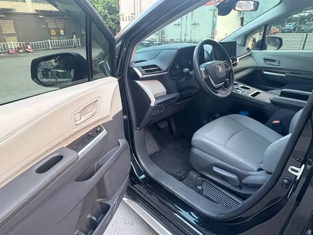Toyota Granvia — фото 4