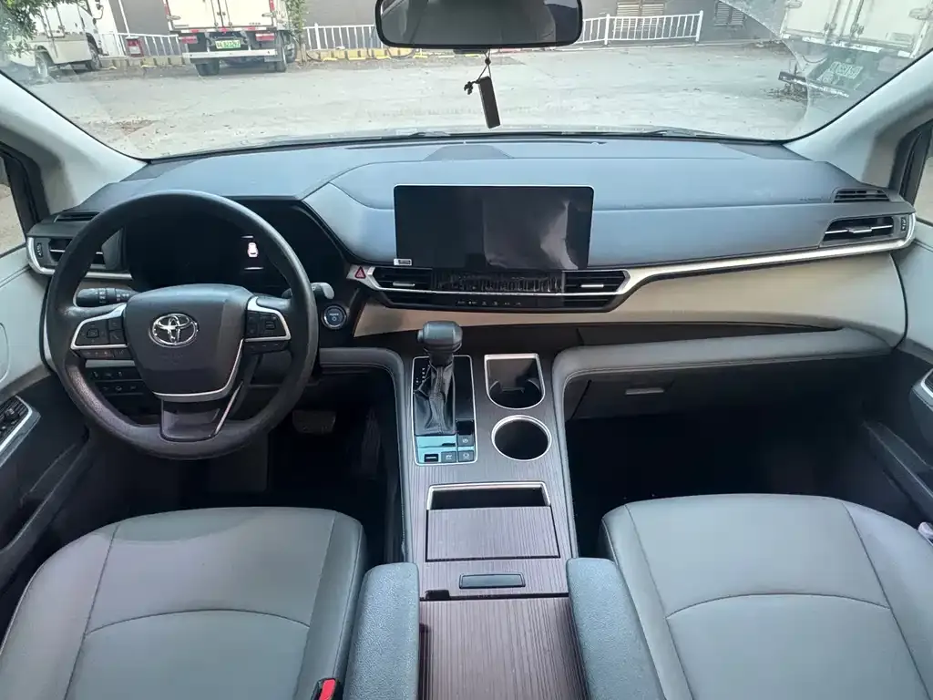 Toyota Granvia — фото 3