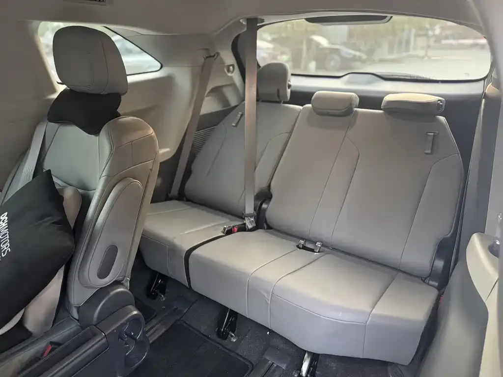 Toyota Granvia — фото 9
