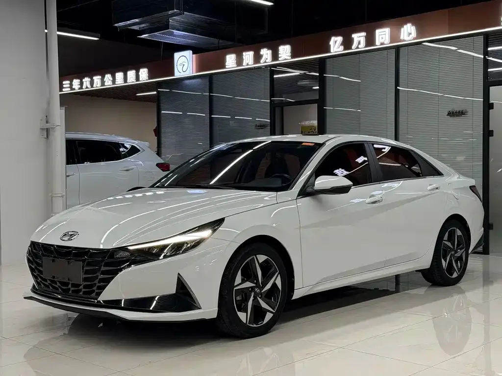 Hyundai Elantra — фото 1