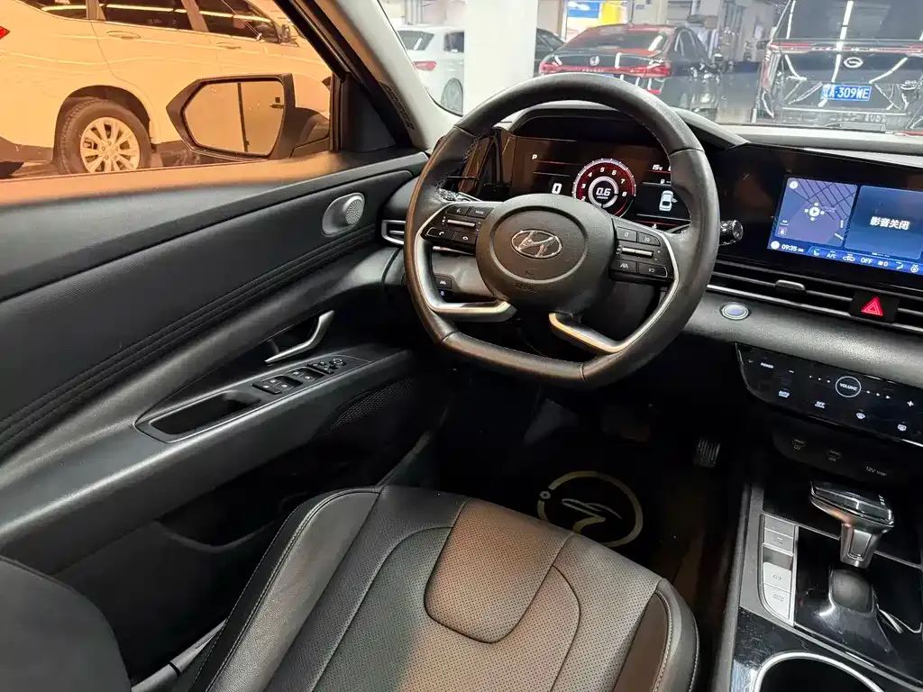 Hyundai Elantra — фото 5