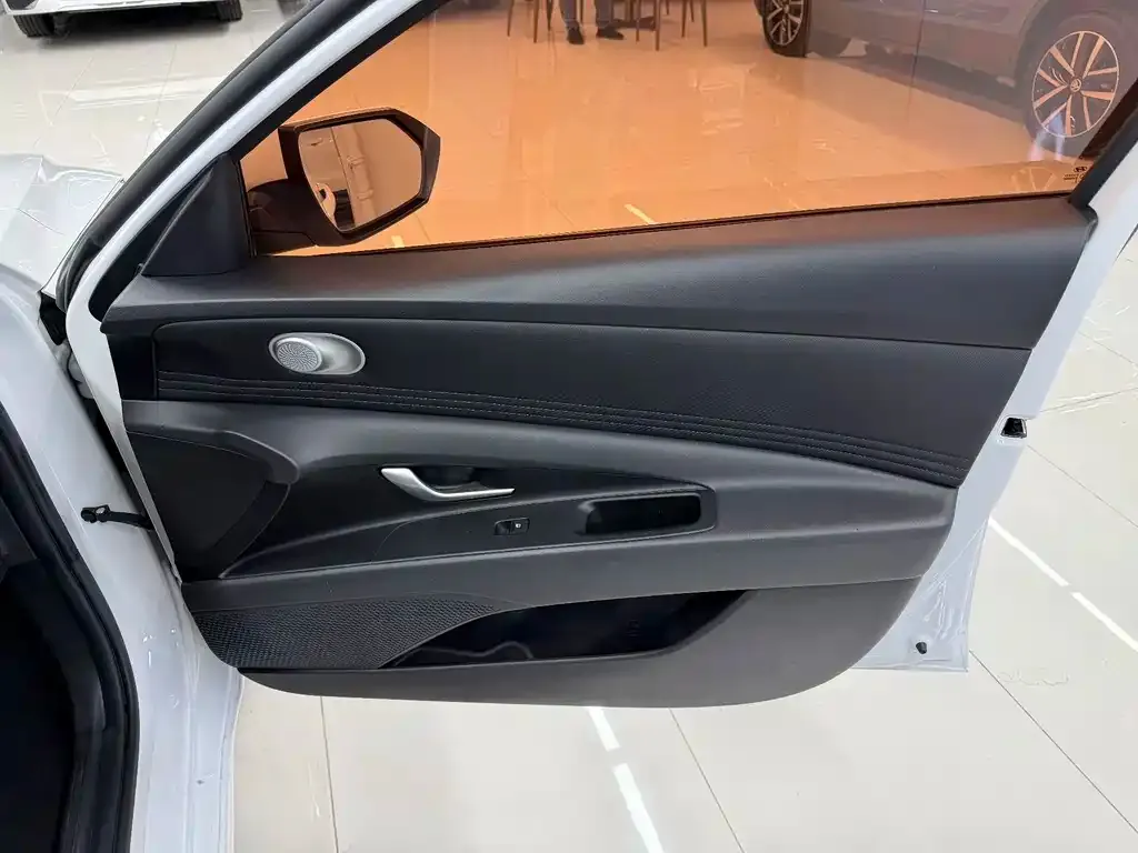Hyundai Elantra — фото 2