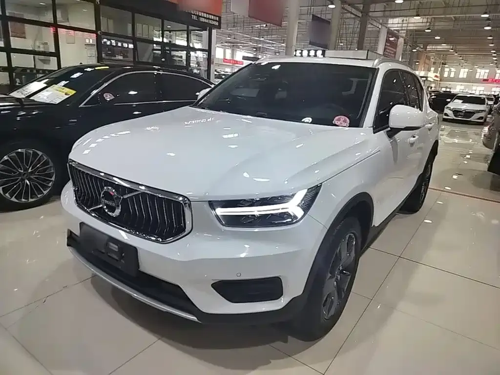 Volvo XC40 — фото 1