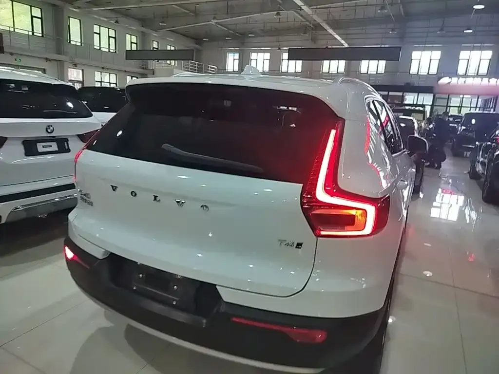 Volvo XC40 — фото 10