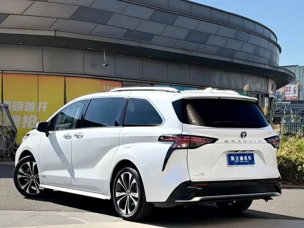 Toyota Granvia — фото 3