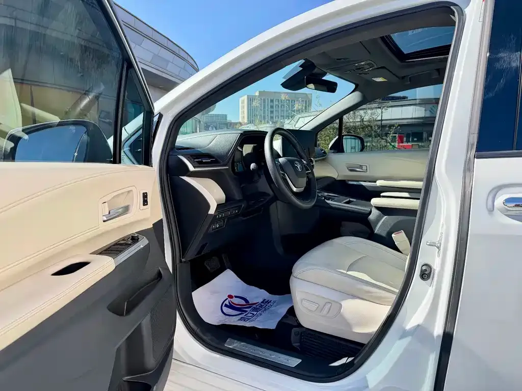 Toyota Granvia — фото 10