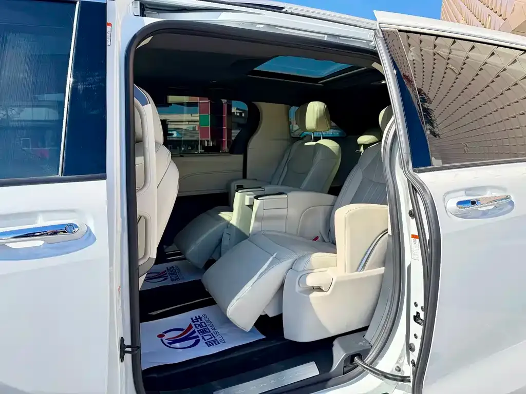 Toyota Granvia — фото 6