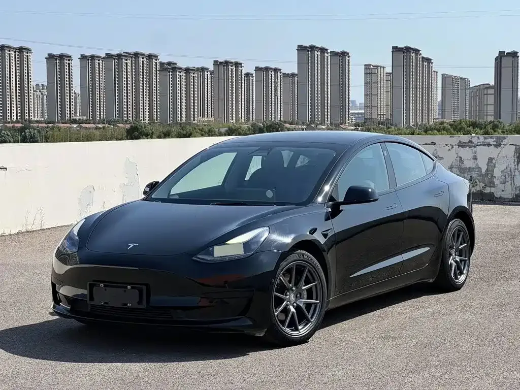 Tesla Model 3 — фото 1