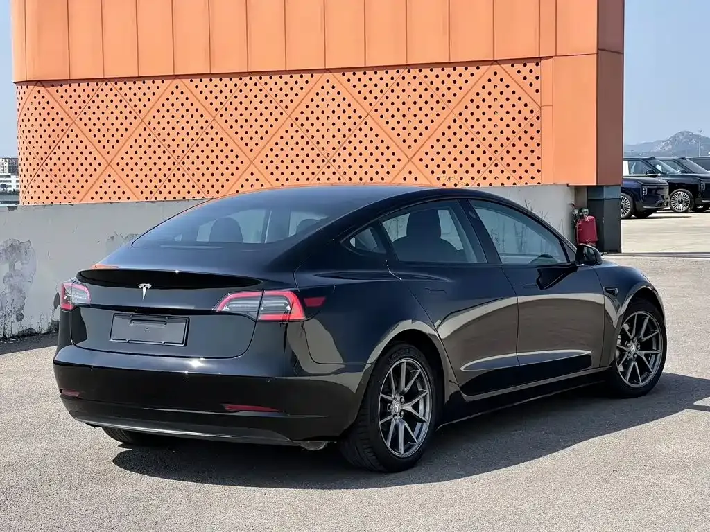 Tesla Model 3 — фото 9
