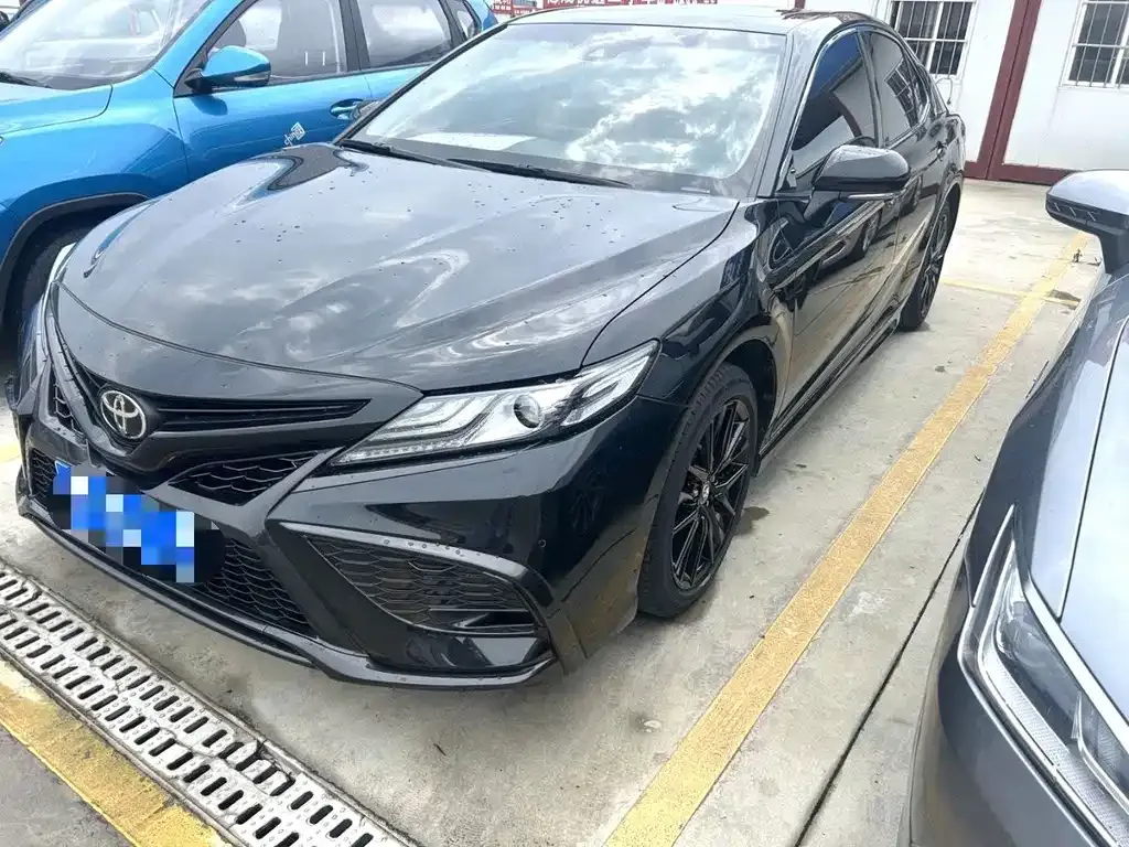 Toyota Camry — фото 1