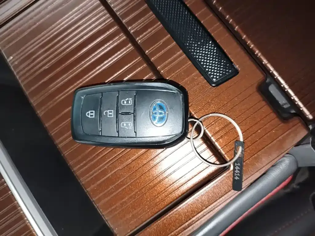 Toyota Granvia — фото 8