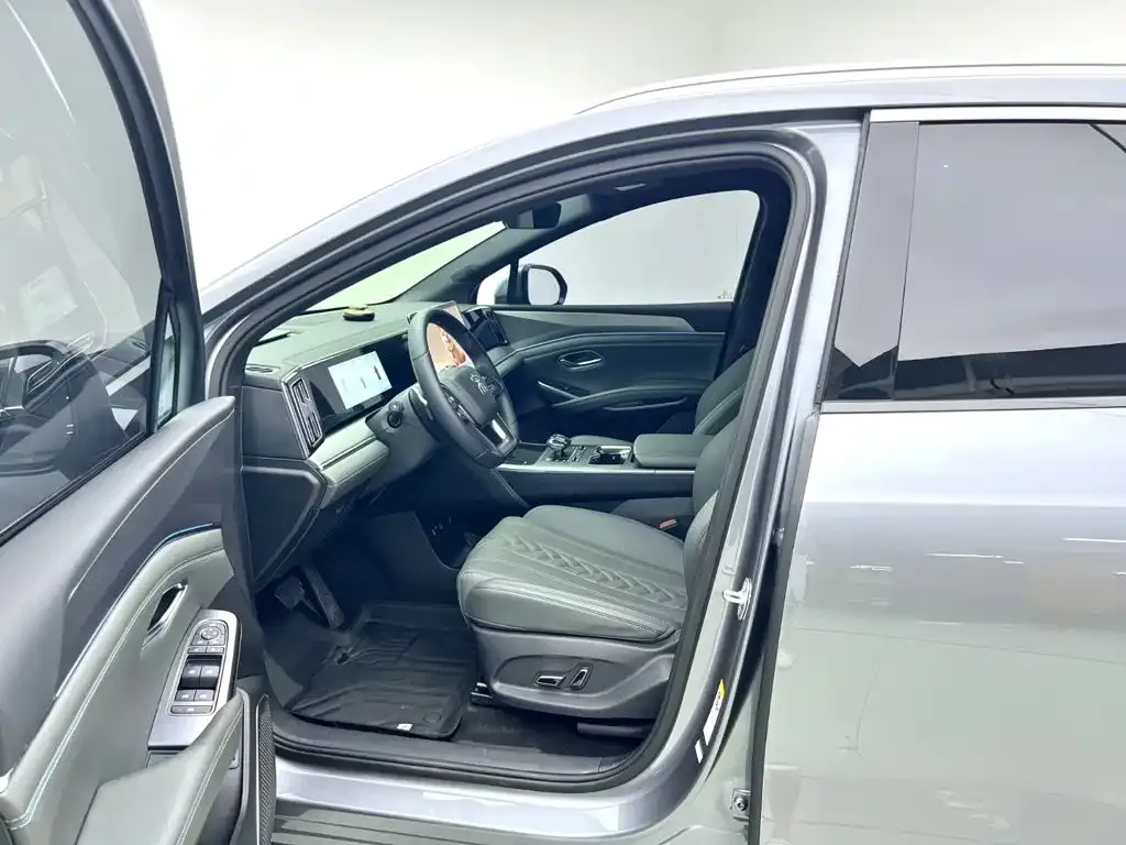 BYD L DM-i — фото 9
